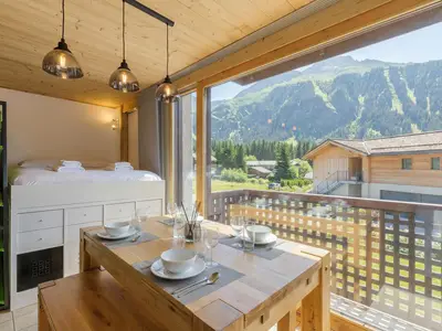 Essbereich mit Bergblick