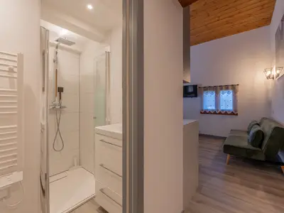 Badezimmer mit Dusche