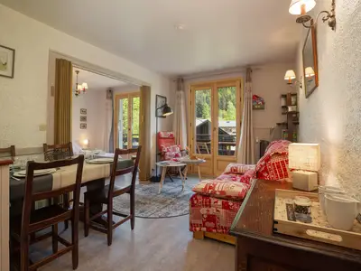 Blick vom Eingang auf den Wohn- und Essbereich