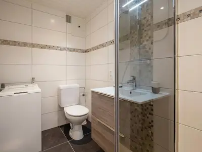 Renoviertes Badezimmer mit Waschmaschine