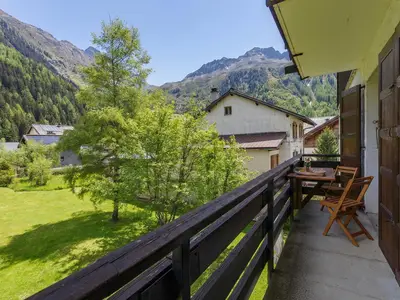 Balkon mit Holzmöbeln