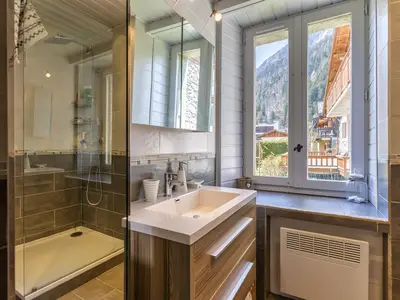 Duschraum mit Waschbecken und Spiegel