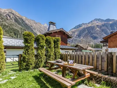 Ländlicher Garten mit Bergblick