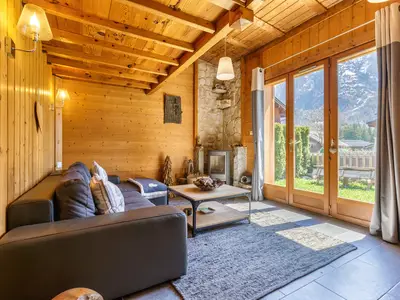 Stilvoller Wohnbereich mit Holz- und Schieferboden