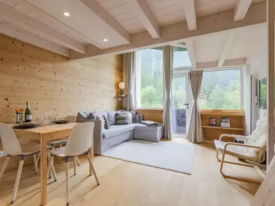 Lounge & Essbereich mit Zugang zum Balkon