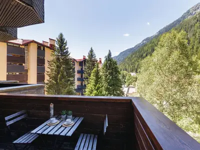 Balkon mit Tisch und Stühlen