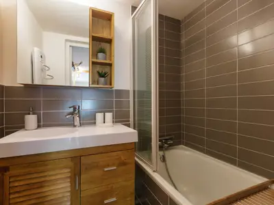 Neu eingerichtetes Badezimmer