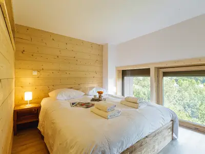 Gemütliches Schlafzimmer mit Doppelbett