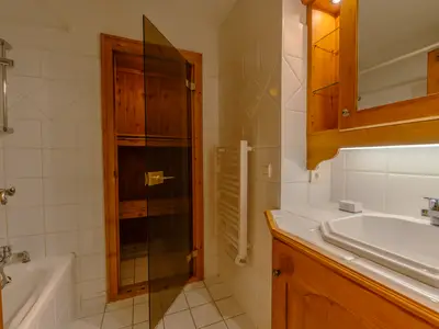 Badezimmer mit Badewanne