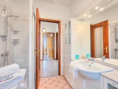 Badezimmer mit Dusche