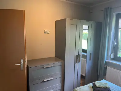 Schlafzimmer links