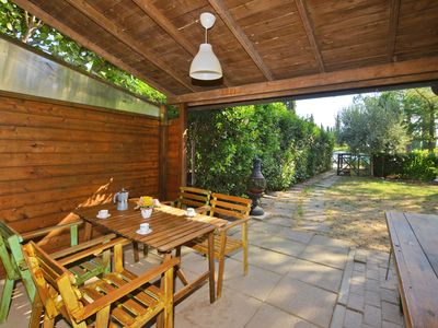 Die überdachte Terrasse zum Essen ist zum Garten hin geöffnet