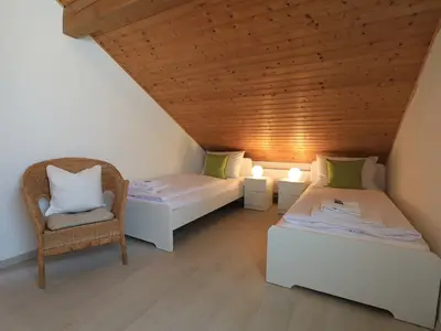 Schlafzimmer links