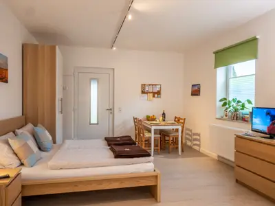 Zimmeransicht Bett & Essbereich