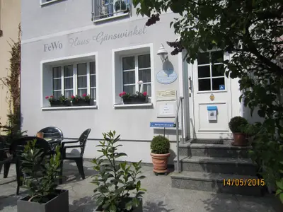 Eingang mit kleiner Terrasse