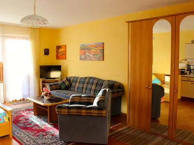 Gemütliche Couchgarnitur, großer Kleiderschrank