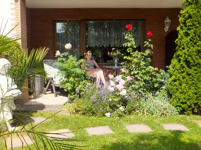 Südterrasse mit herrlichen Ausblick in den Garten