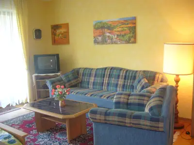 Gemütliche Sofaecke mit Sat-TV