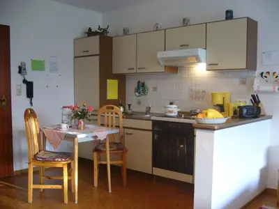 Küchenzeile mit Kaffeemaschine, Wasserkocher...