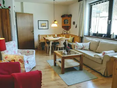 Wohnraum mit gemütlicher Sitzecke im Wohlfühapartment Dachsteinblick