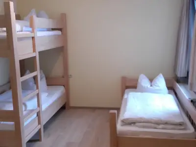 Schlafzimmer mit Stockbett und Einzelbett