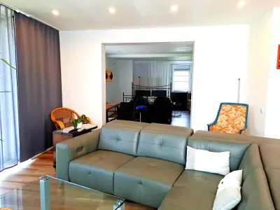 Sitzecke im Wohnzimmer - Im Hintergrund das Schlafzimmer