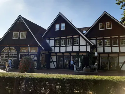 Fachwerkhäuser am Karl-Volke-Platz im Stadtzentrum von Bad Sassendorf
