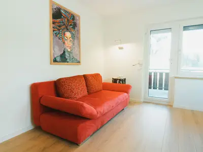 Das rote Wohlfühlsofa mit direktem Blick in den Garten