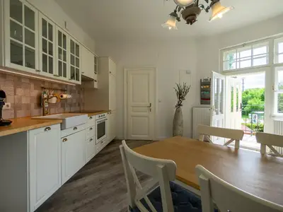 Apartment Elsa, Küche mit Blick über Garten