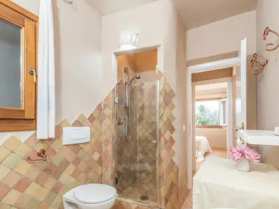 Badezimmer mit Dusche