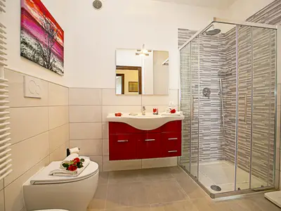 Badezimmer mit Dusche
