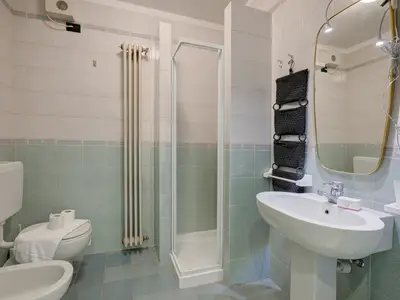 Badezimmer mit Dusche