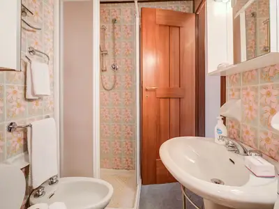 Badezimmer mit Dusche