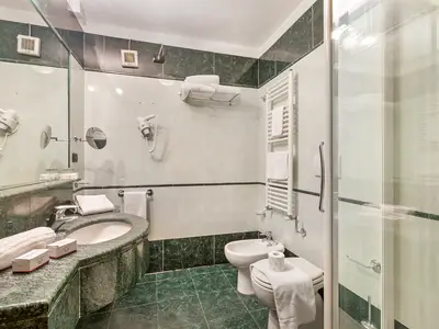 Badezimmer mit Dusche