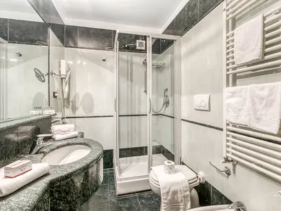 Badezimmer mit Dusche