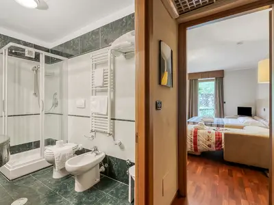 Badezimmer mit Dusche