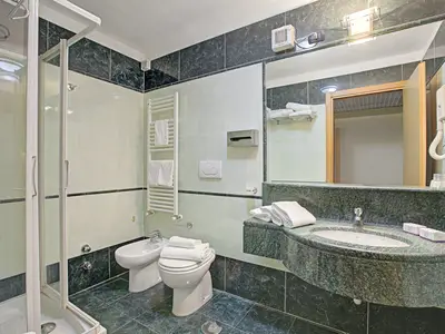 Badezimmer mit Dusche