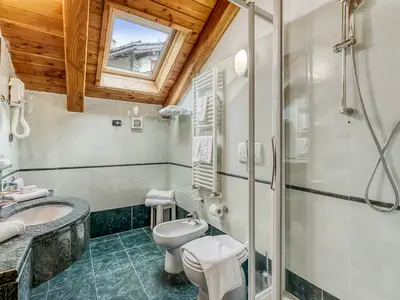 Badezimmer mit Dusche