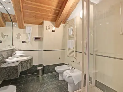 Badezimmer mit Dusche