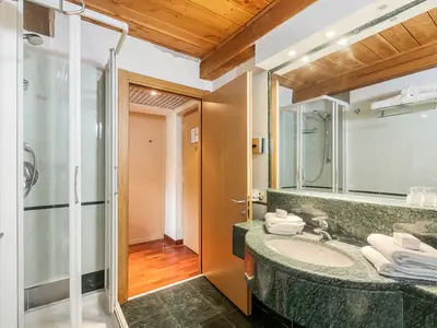 Badezimmer mit Dusche