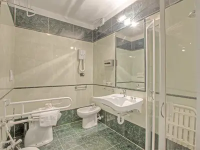 Badezimmer mit Dusche