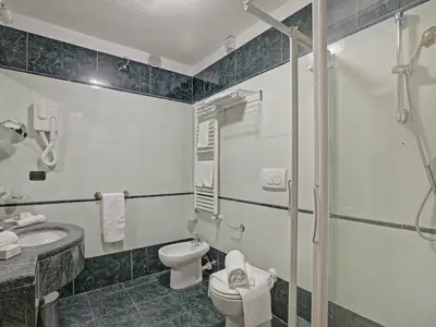 Badezimmer mit Dusche