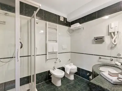 Badezimmer mit Dusche
