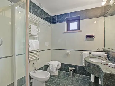 Badezimmer mit Dusche