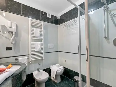 Badezimmer mit Dusche