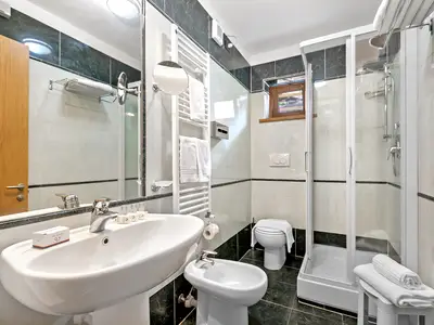 Badezimmer mit Dusche