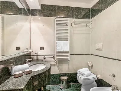 Badezimmer mit Dusche