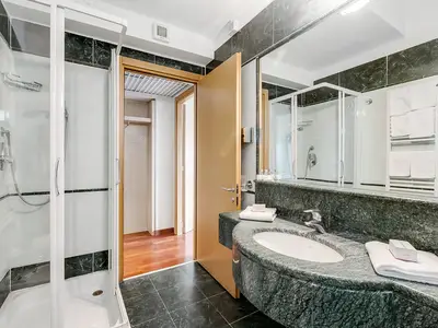 Badezimmer mit Dusche