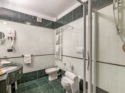 Badezimmer mit Dusche