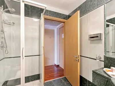 Badezimmer mit Dusche